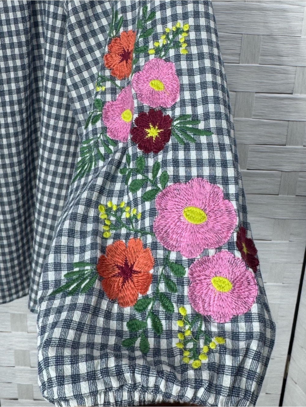Davi & Dani Blue & White Gingham with Embroidered Floral Sleeves Size Small - Picture 4 of 10